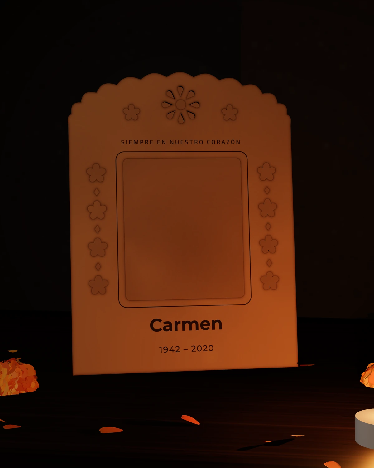 Marco de MDF con arco festoneado y flores caladas; abajo lleva grabado el nombre Carmen y las fechas 1942 – 2020.
